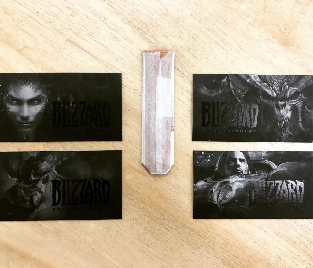 สั่งแผ่นรองหนังวัวแต่แคบเกินไป เพิ่มกระดาษเพื่อทำมุมให้เรียบ ใช้นามบัตรเป็นวัสดุเสริมและปรับความกว้าง